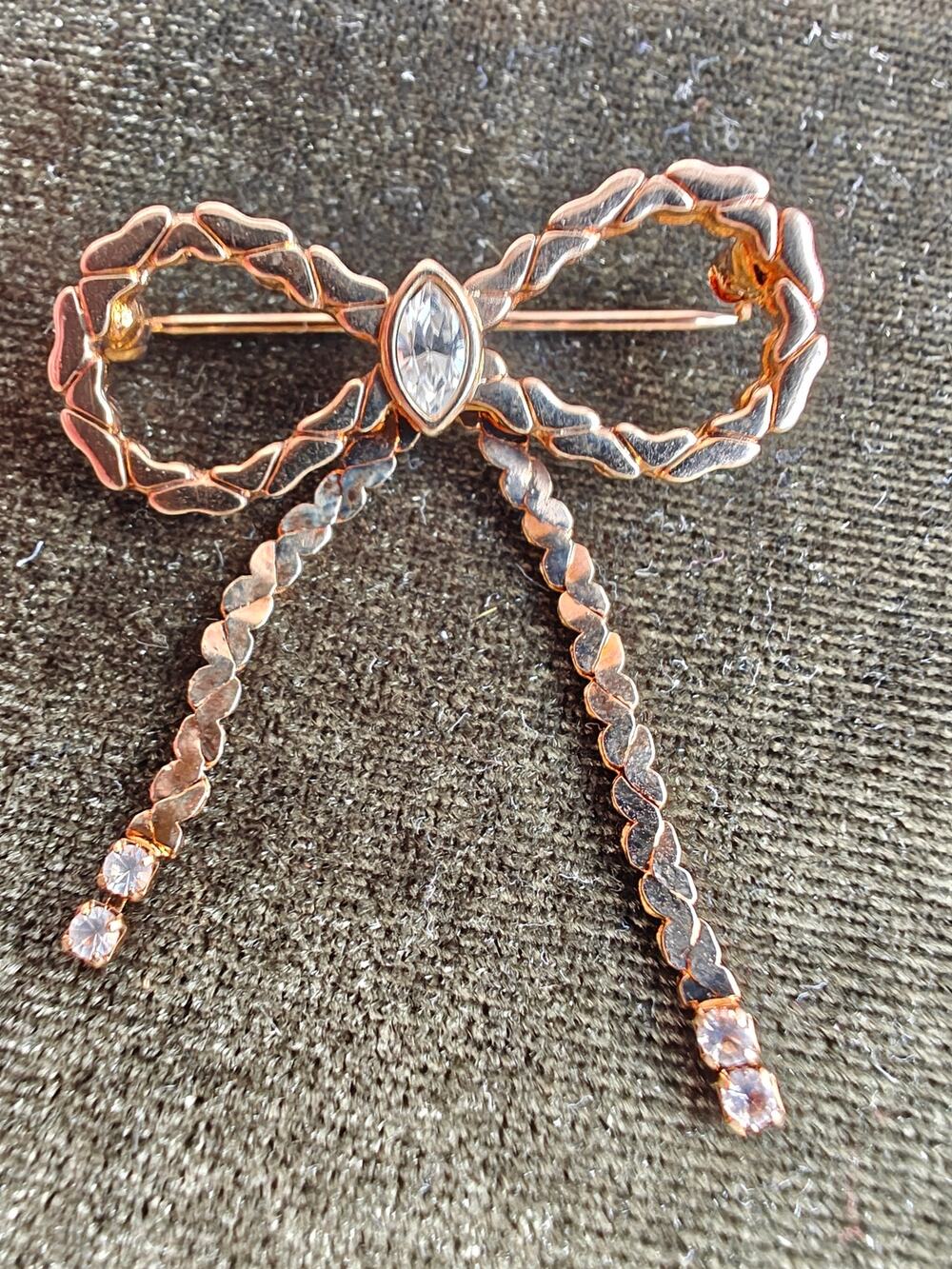 Vintage Avon Gold Tone Textured Bow Brooch Pin Ribbon Accent